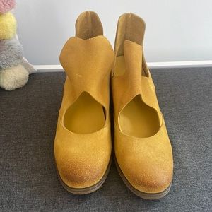Antelope booties, yellow
